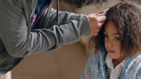 Padre-Preparando-A-Su-Hija-Para-La-Escuela-Poniendo-Un-Lindo-Lazo-En-El-Cabello-De-La-Niña-Disfrutando-Del-Cuidado-Del-Niño