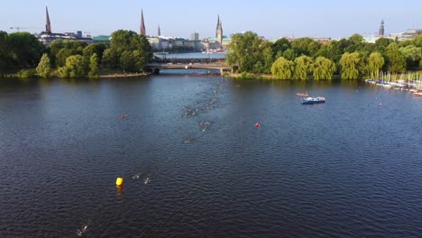 vista aérea del lago alster exterior con nadadores durante ironman en hamburgo