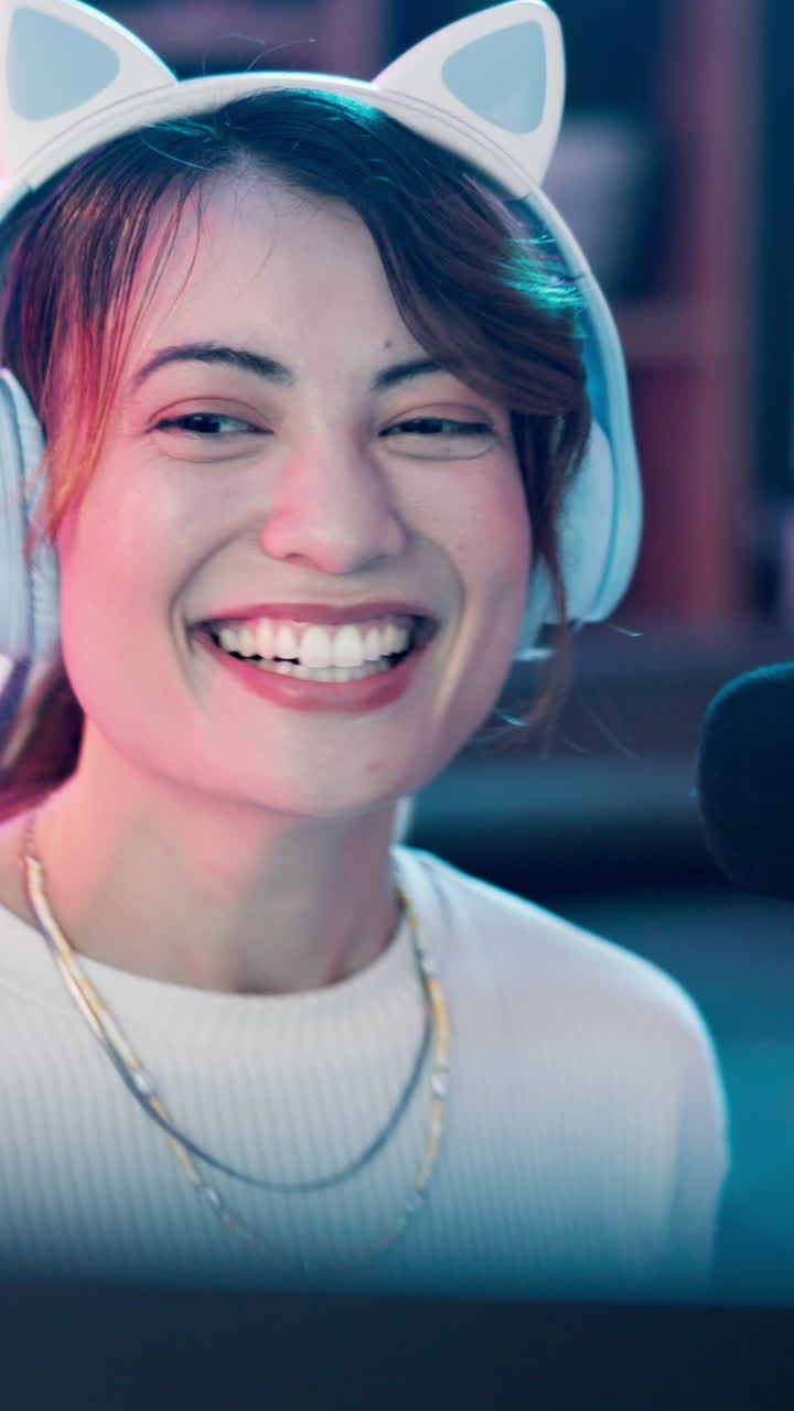Donna sorridente con cuffie con orecchie da gatto