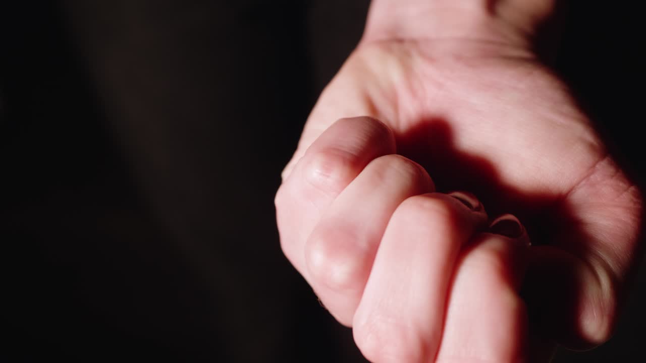 la chica abre el puño y muestra dos anillos en la palma