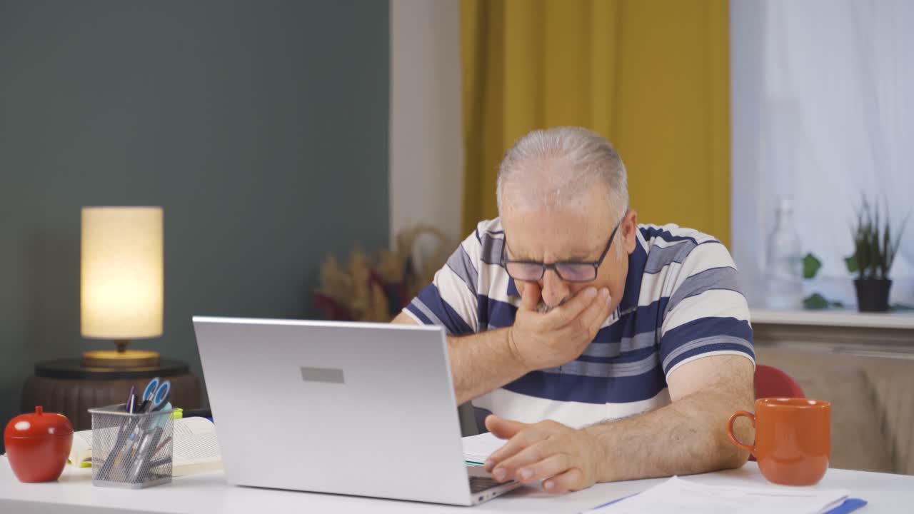 el anciano está enfermo y tose.