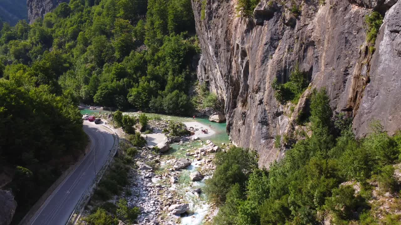 Uçurum ve Ağaçlarla Manzaralı Nehir Manzarası