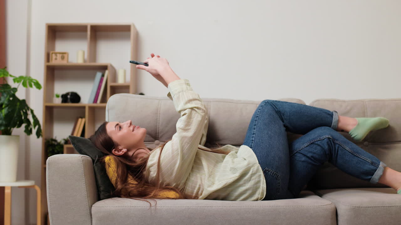 молодая девушка дома.