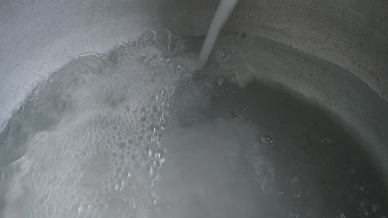 금속 비 가 물 을 채우고 있다