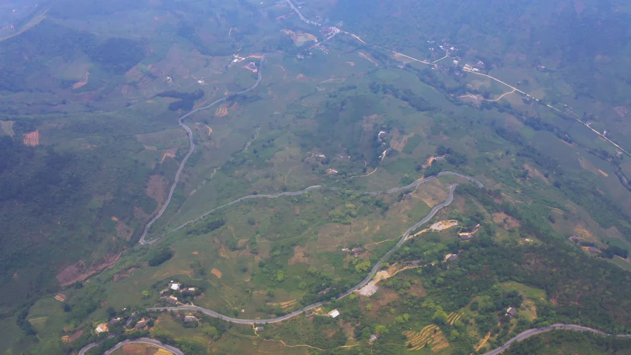 retroceso aéreo sobre las montañas nubladas del norte de vietnam