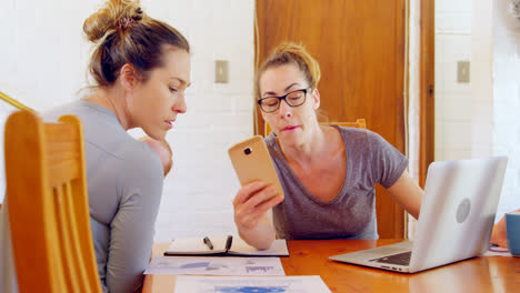 una pareja de lesbianas discutiendo por teléfono móvil 4k
