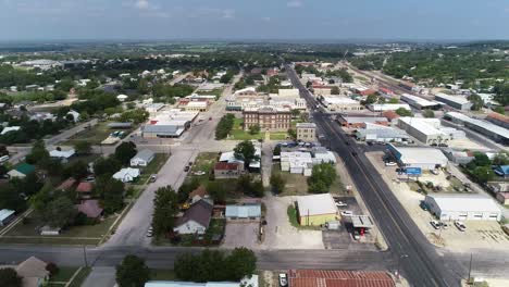 Vista-Aérea-De-Goldthwaite-Con-Enfoque-En-La-Oficina-Del-Secretario-Del-Distrito-Del-Condado-De-Mills