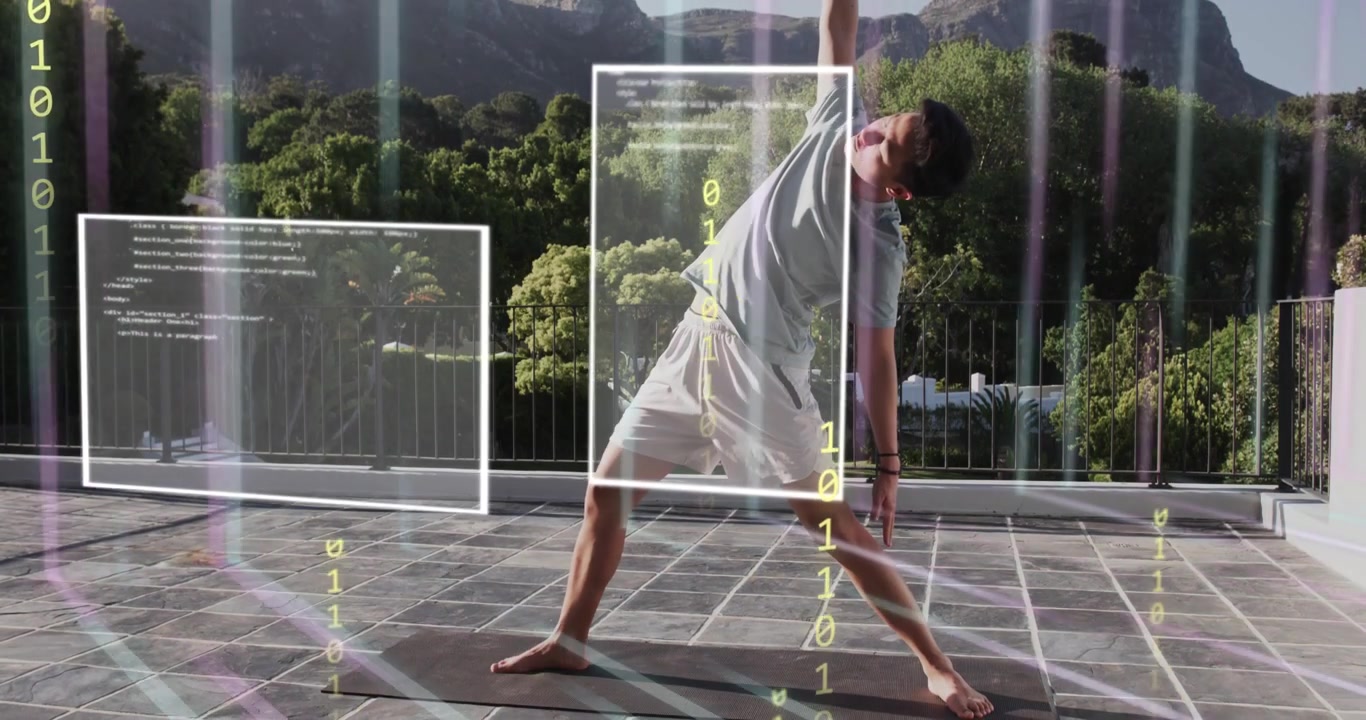 Istruttore di yoga che esegue uno stretching laterale su una terrazza, generando pannelli di codice AR mentre un cane passa tra le gambe.
