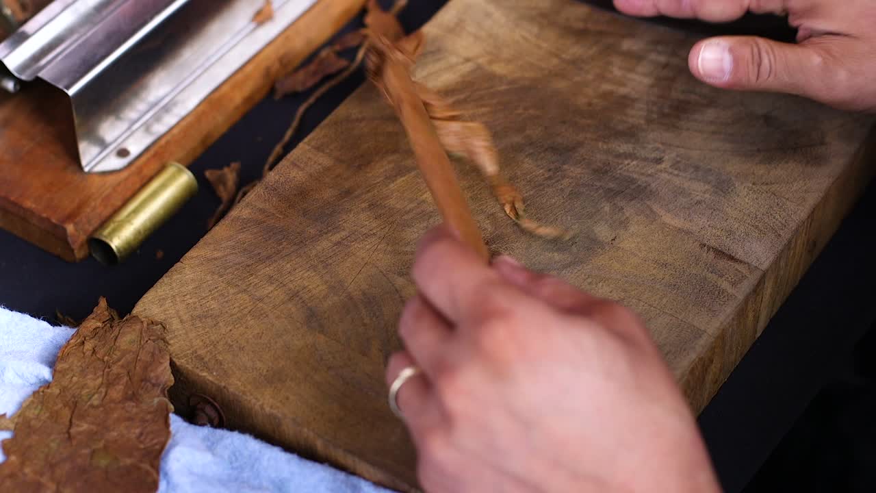 toma cenital de un cigarro cuidadosamente hecho a mano en una tienda en el caribe