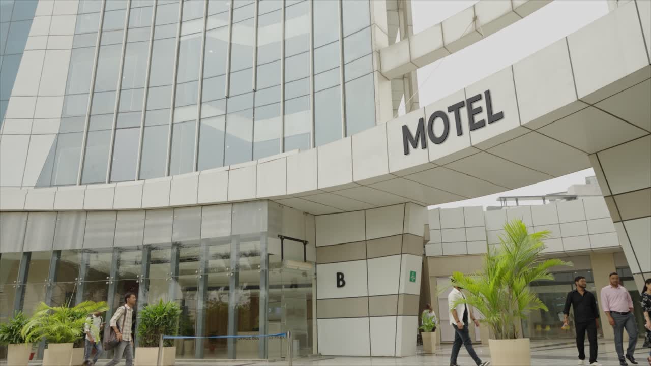 gente entrando en el edificio del motel