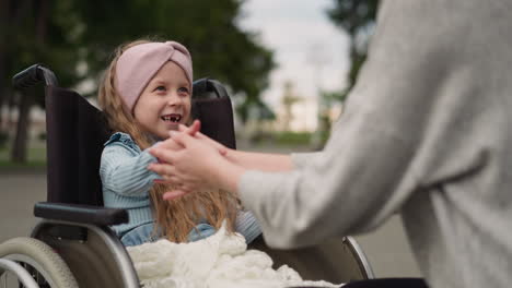 La-Niña-Desdentada-Se-Ríe-Mientras-Juega-Un-Divertido-Juego-Con-Su-Madre.