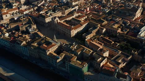 Revelación-Aérea-Del-Centro-Histórico-De-La-Ciudad-De-Siracusa,-Que-Muestra-Edificios-Icónicos-Y-Lugares-Emblemáticos-Rodeados-De-Aguas-Cristalinas