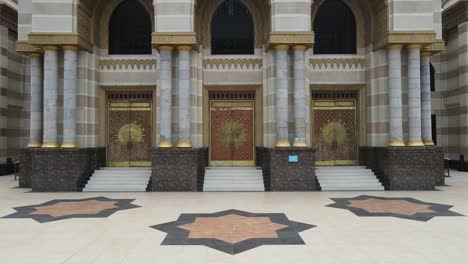 vista aérea de la mezquita en klaten, indonesia desde la puerta.