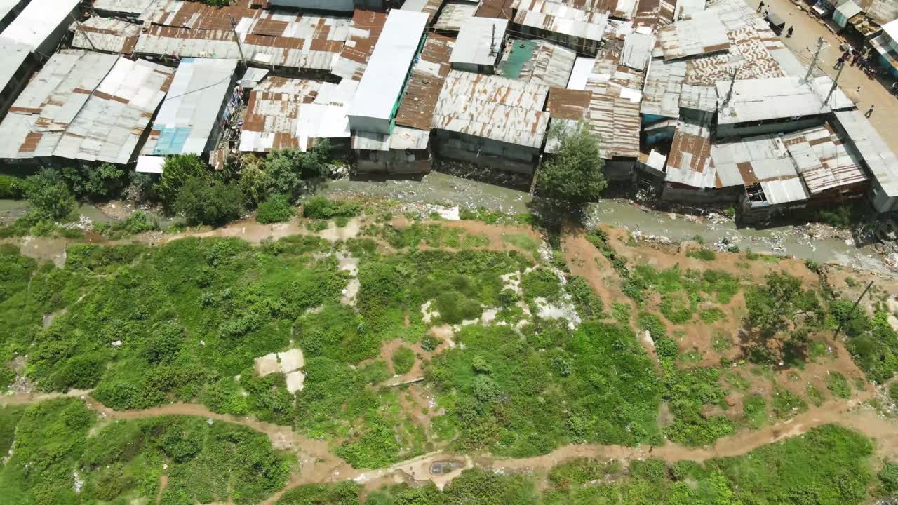 asentamientos de tugurios que consumen agua contaminada contaminada, contaminación ambiental del agua natural en los barrios marginales de kibera, la gente de los barrios marginales necesita ayuda urgente