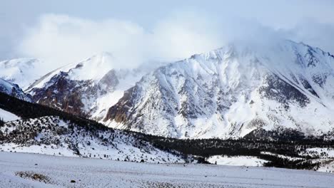 Nebel-Nebel-Und-Wolken-Bewegen-Sich-In-Dieser-Zeitrafferaufnahme-über-Die-Sierra-Nevada-In-Kalifornien