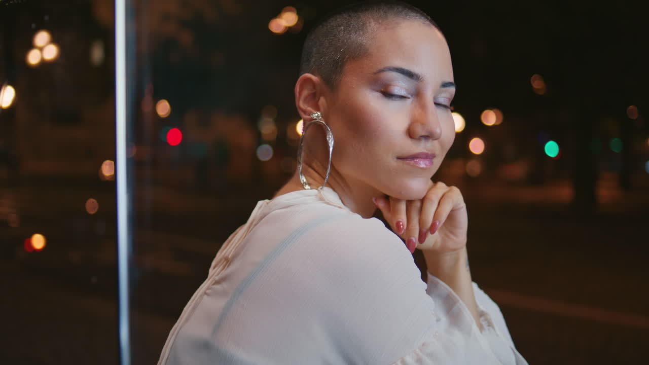 mujer elegante en la ciudad por la noche