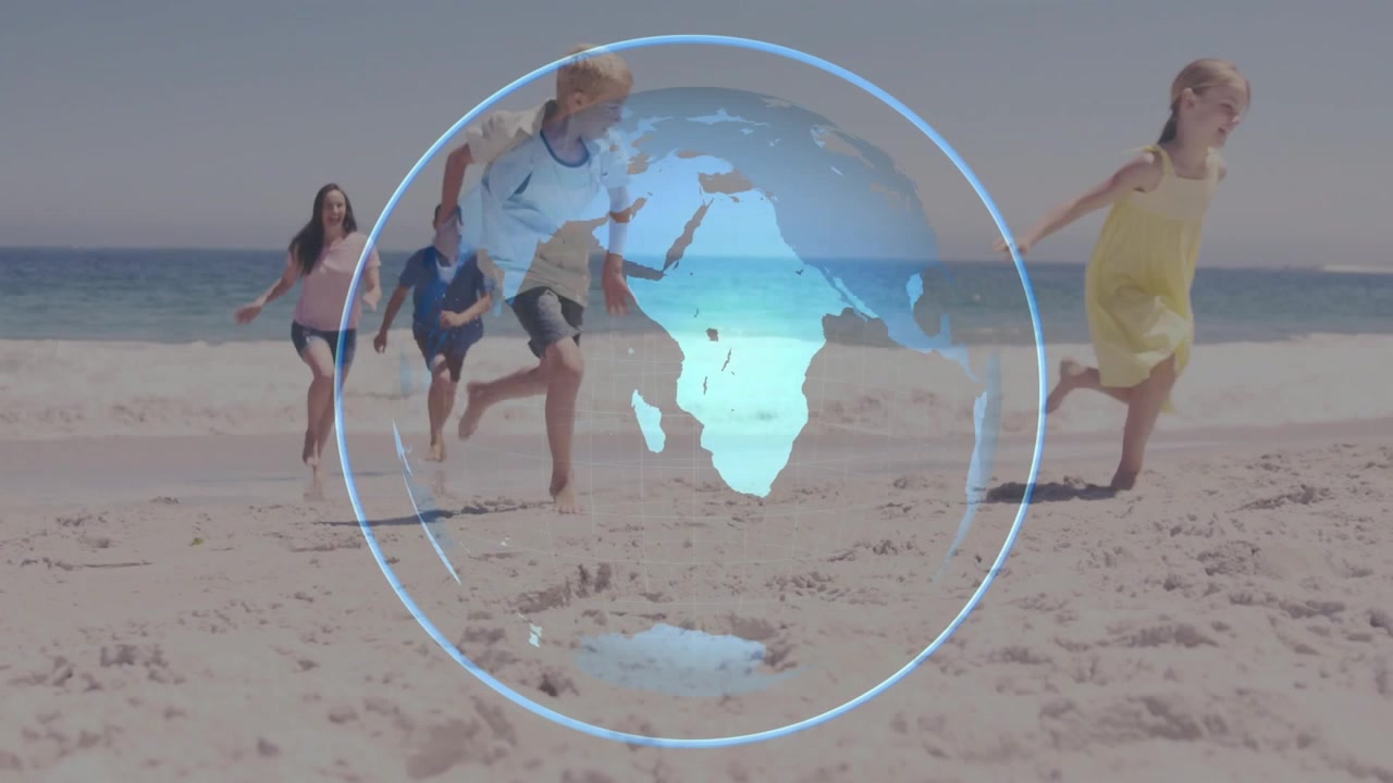 Grupo familiar jugando y empezando a correr de espaldas en la playa, con un globo terráqueo de viaje girando y ocultando el mapa