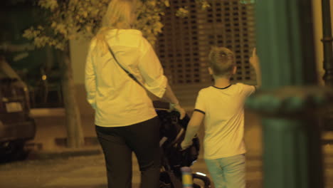 Paseo-Familiar-En-La-Ciudad-De-Noche