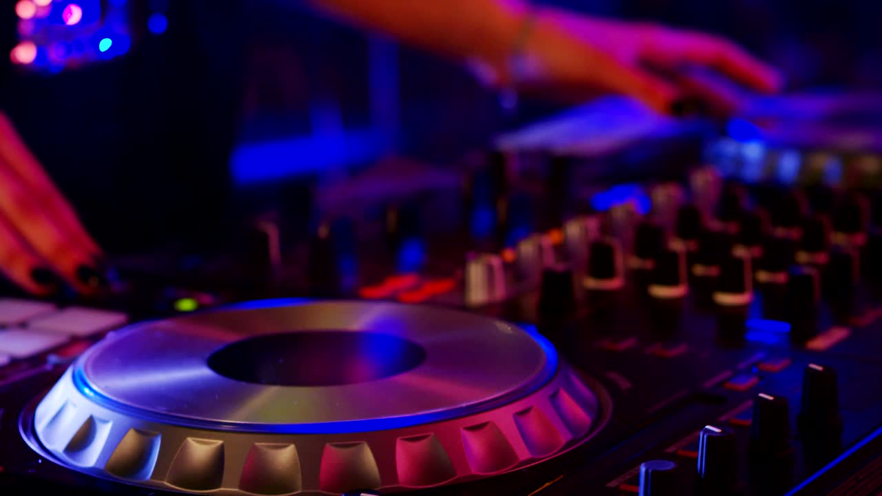 dj chica tocando en un club nocturno