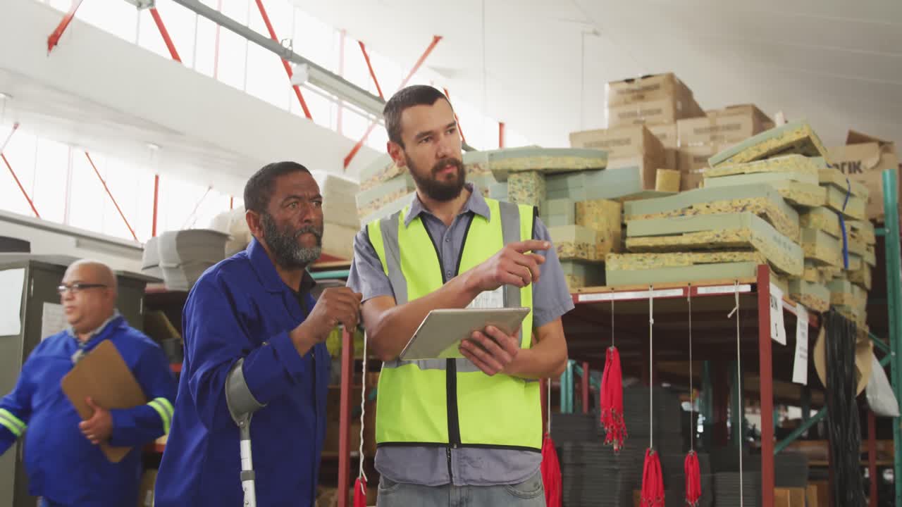 trabajadores discutiendo sobre el trabajo