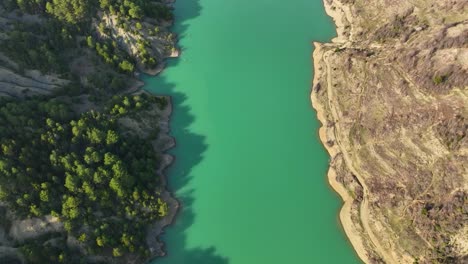 Breiter-Gebirgsfluss-Mit-Hügeln-Und-Bäumen-In-Der-Nähe