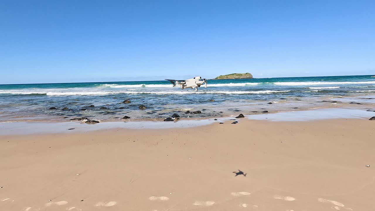 드론은 경치 좋은 해변과 바다를 촬영합니다.