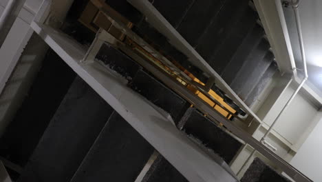 mirando hacia arriba en una escalera en la parte inferior de un edificio.