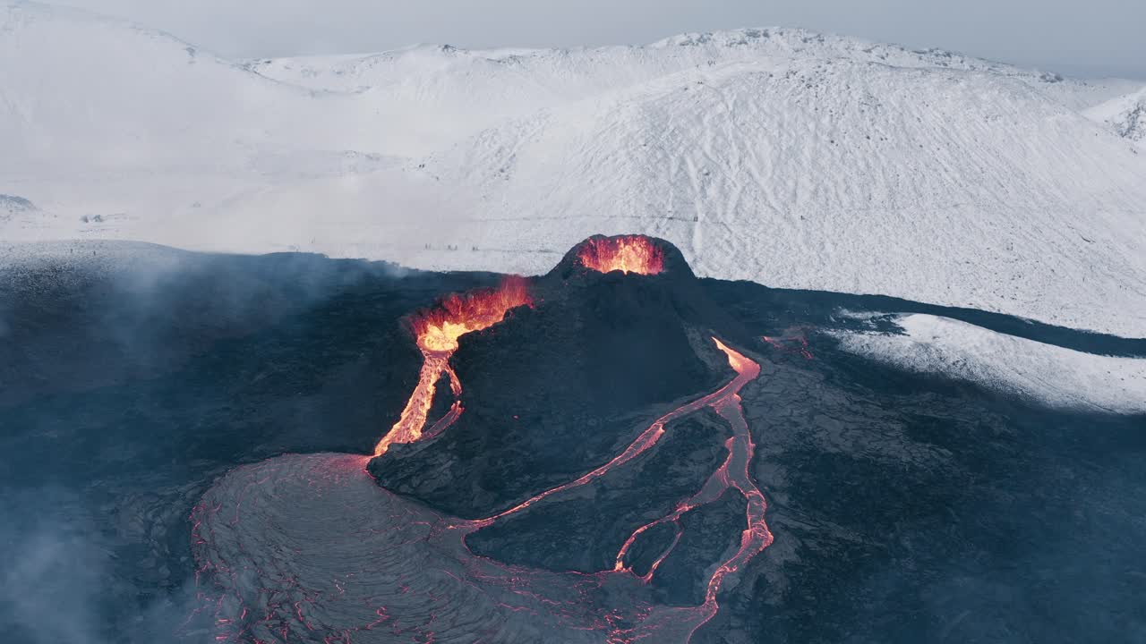 Vulcano attivo Geldingadalsgos che erutta un pericoloso flusso di magma dal cono.