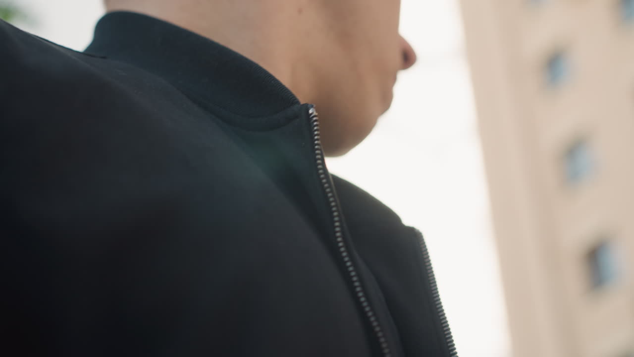 Una joven becaria asiática se prepara con ansiedad, tensa escena matutina urbana con la becaria como foco, paisaje urbano al amanecer que muestra a una becaria entusiasta preparándose para una reunión profesional fundamental en un ambiente tenso.