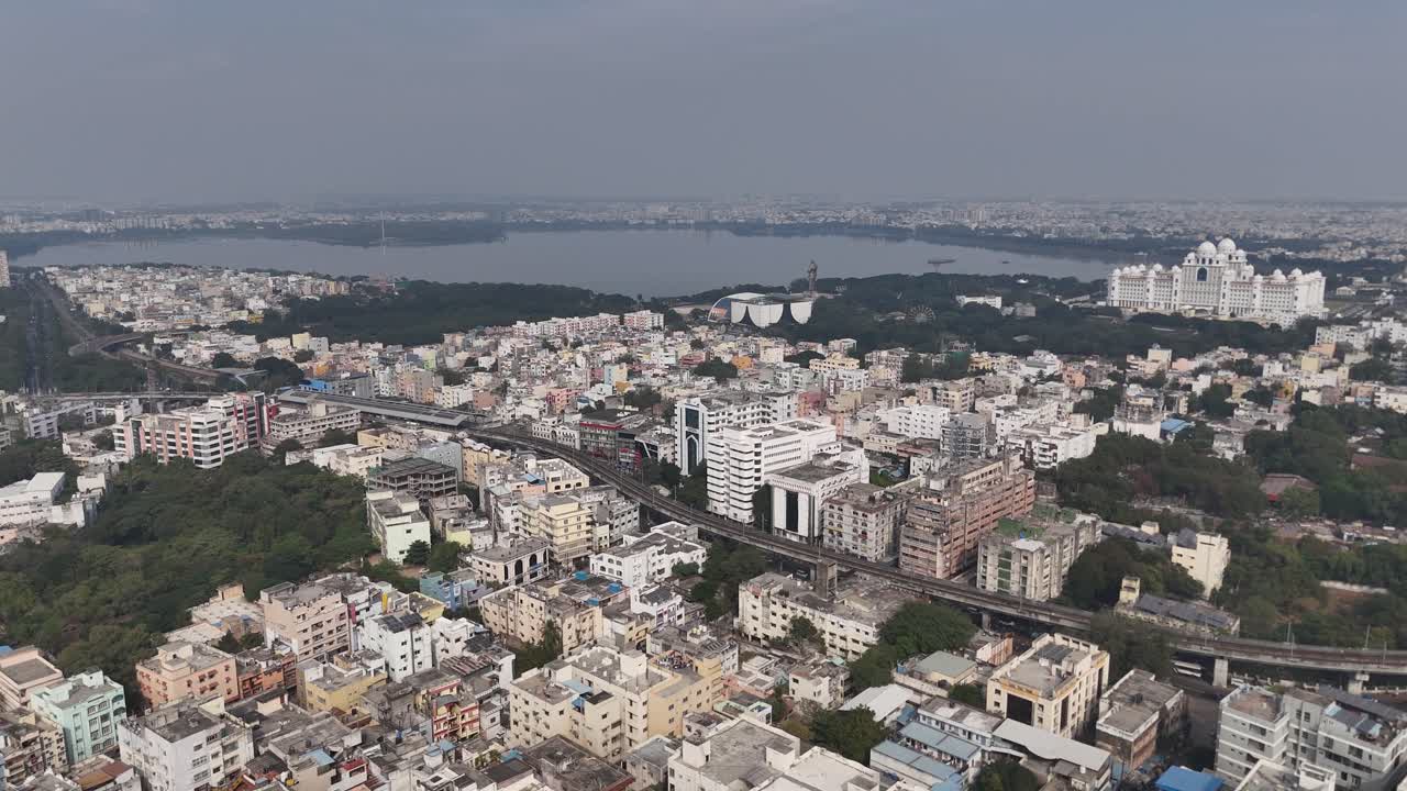 Filmato di un drone che mostra un monumento culturale integrato nel tessuto urbano di Hyderabad