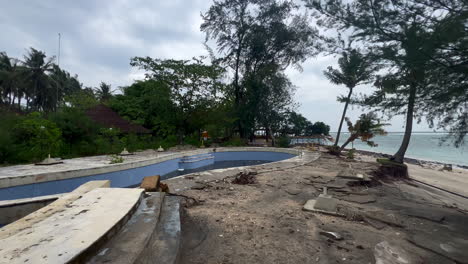 Suciedad-Alrededor-De-La-Piscina-Abandonada-Y-En-Ruinas-Junto-A-La-Playa,-Isla-Gili-Air-Indonesia