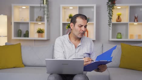 el hombre que mira los documentos es considerado.