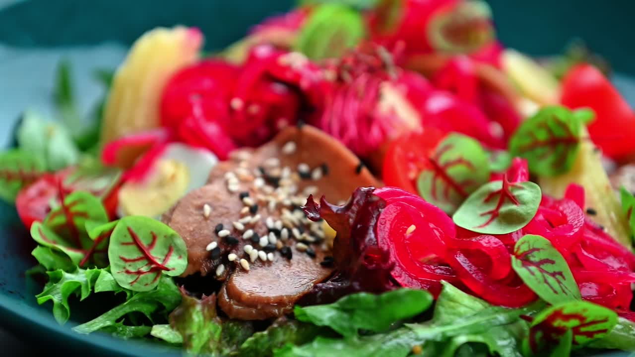 色とりどりの野菜、卵、葉野菜を盛り合わせた鮮やかなサラダ。新鮮な野菜、葉野菜、卵、色とりどりのトッピングを混ぜ合わせたボウル。