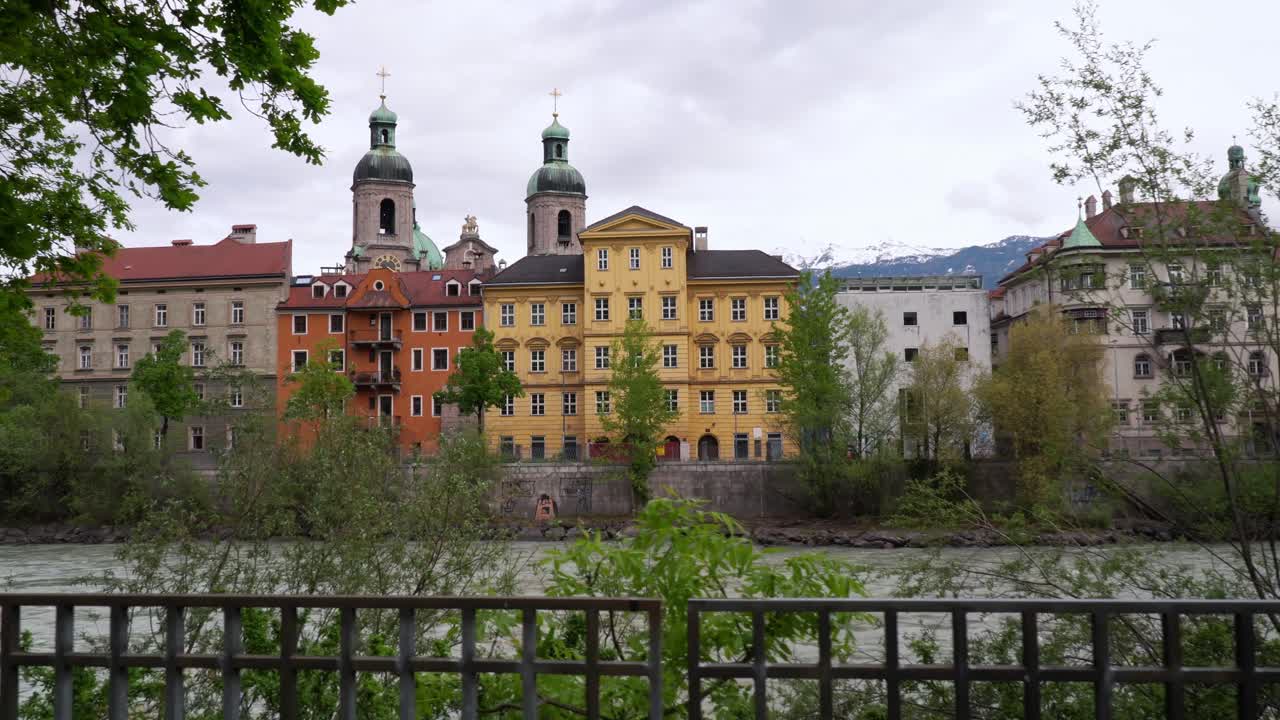 edificios antiguos y lugares de interés junto al río inn en el centro de la ciudad de innsbruck, austria