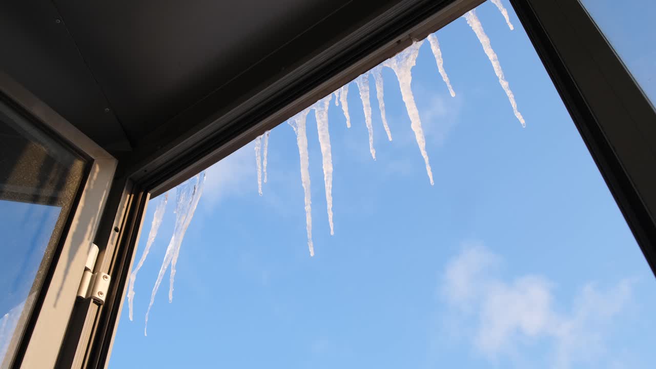 창문에서 매달린 얼음