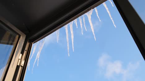 helados colgando de una ventana