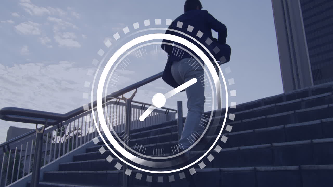 анимация часов, движущихся над кавказским бизнесменом, бегущим наверх.