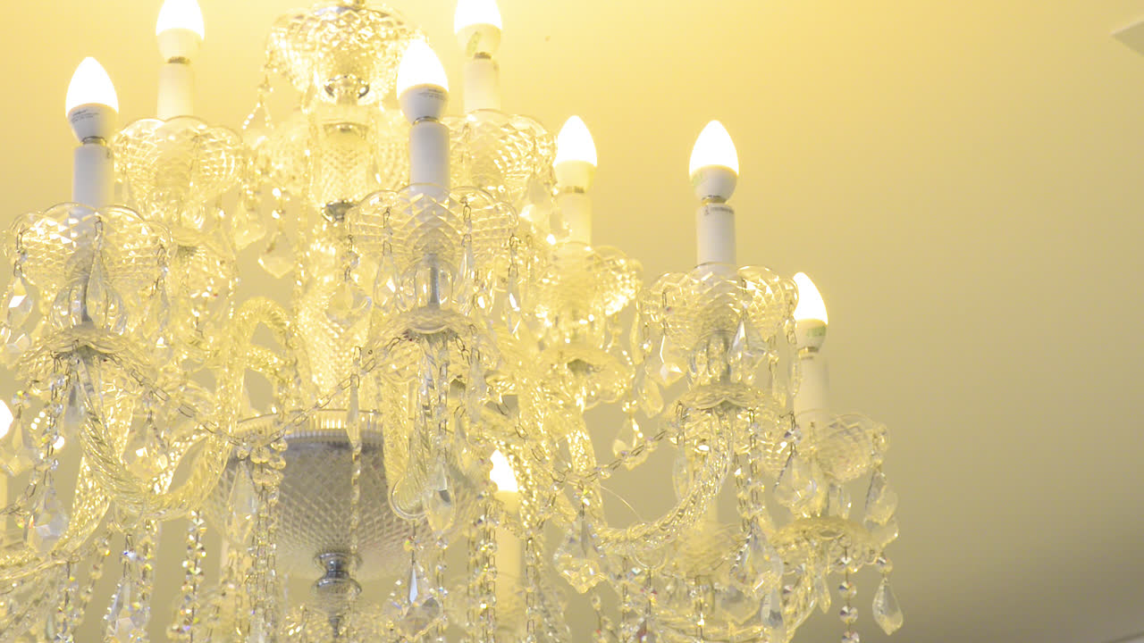 식당 천장에 크리스탈 샹들리에 램프