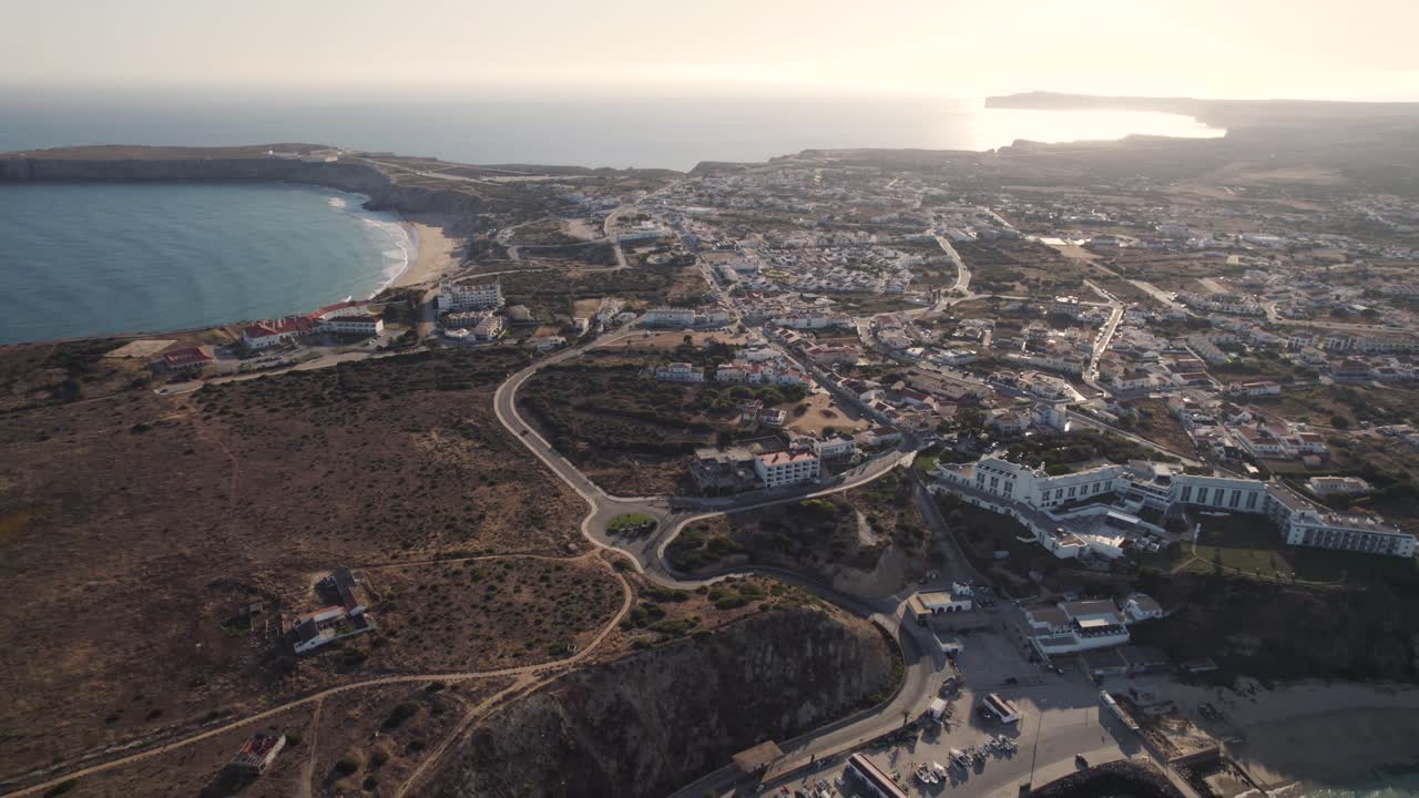 vista aérea del paisaje urbano y la costa de sagres durante la puesta de sol