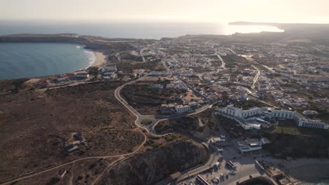 Luftaufnahme-Von-Sagres-Stadtbild-Und-Küste-Während-Des-Sonnenuntergangs