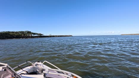 paseo panorámico en barco con vistas a la costa