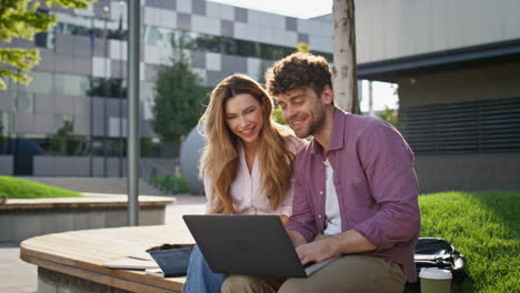 pareja feliz saludando videocall en la calle soleada. equipo de freelancers llamando en línea
