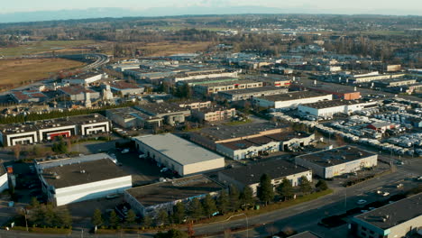 volando sobre un parque industrial y comercial en la ciudad de langley