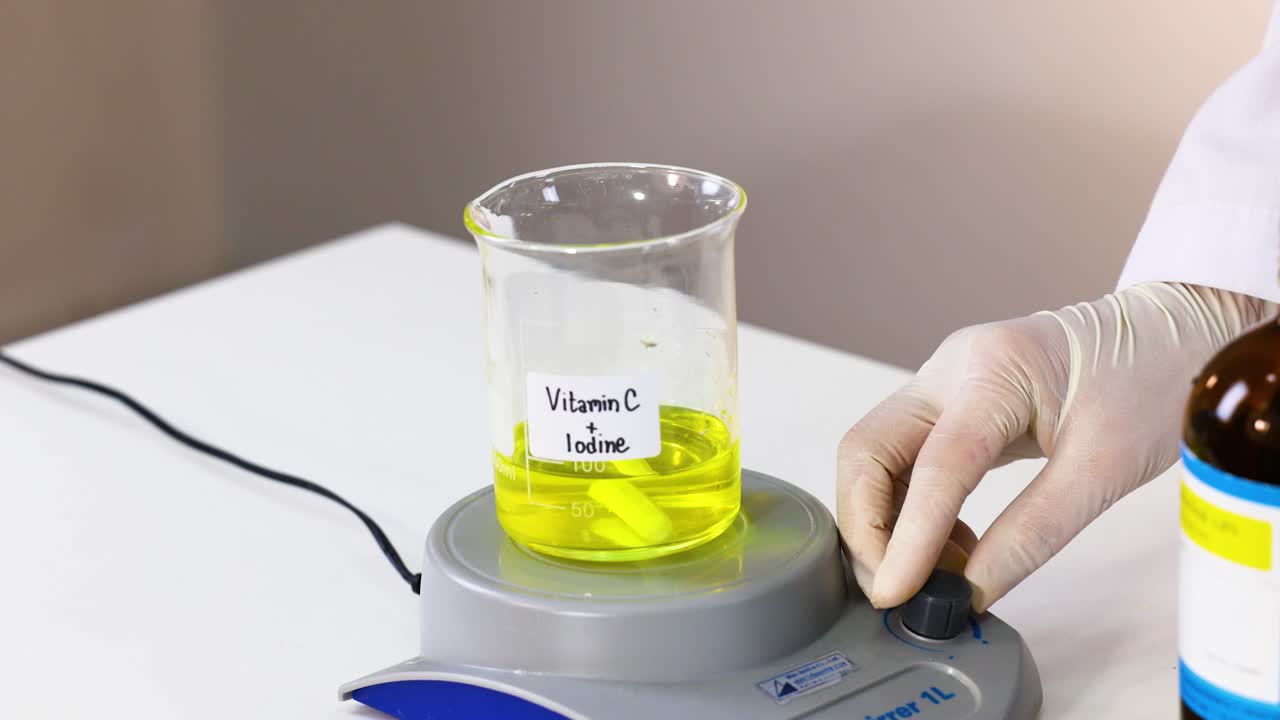 Demonstrando reação química com vitamina C e iodo