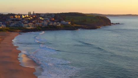 Jones-Beach-Mit-Blick-Auf-Die-Walbeobachtungsplattform-Von-Minnamurra-Am-Pazifischen-Ozean-In-Kiama-Downs-In-Der-Nähe-Von-Cathedral-Rocks,-NSW,-Australien