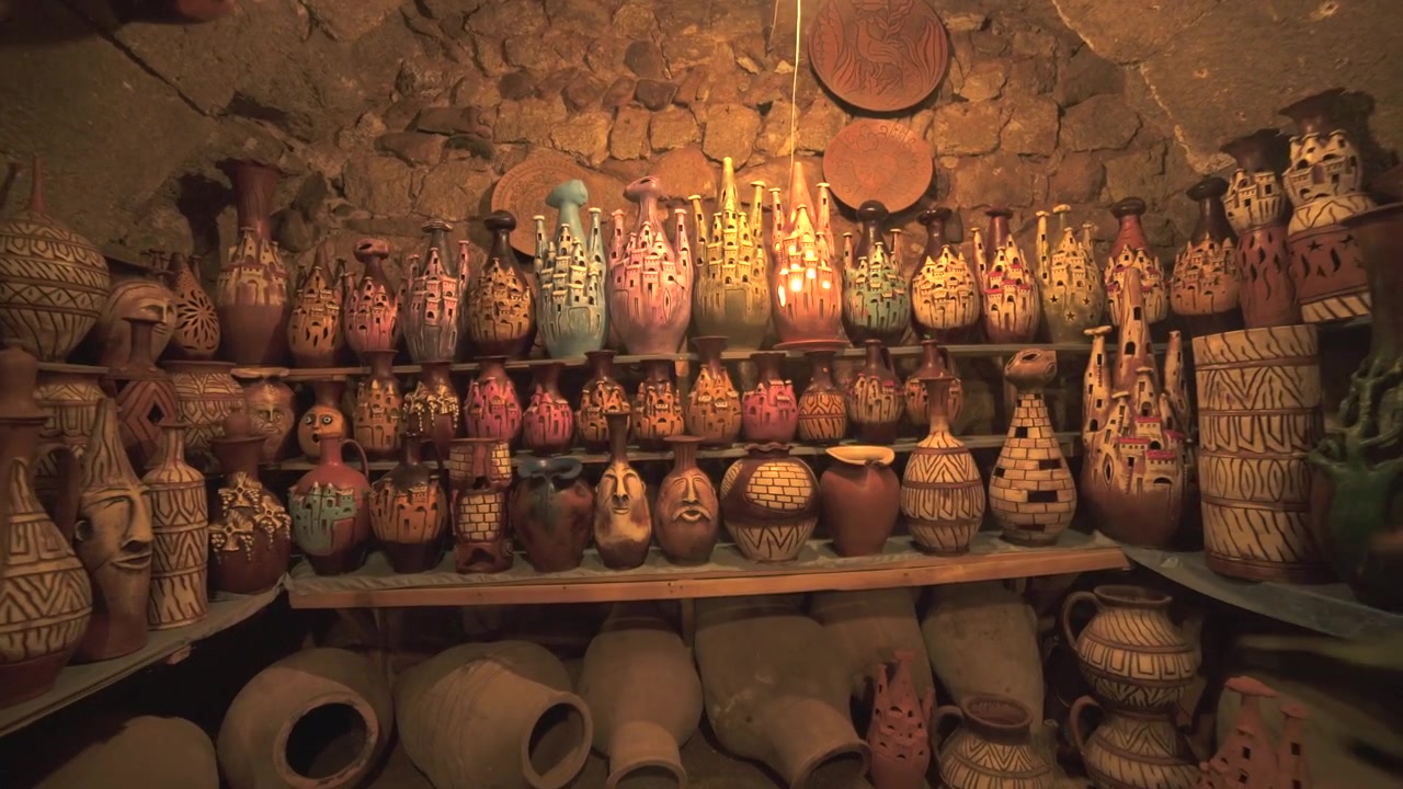 Laboratorio di ceramica tradizionale che espone vasi e piatti in ceramica artigianale
