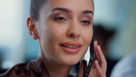 mujer de negocios hablando por teléfono móvil. empresario llamando por teléfono inteligente