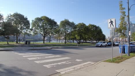 vancouver, canadá - un carril peatonal atravesado por un vehículo blanco - toma amplia