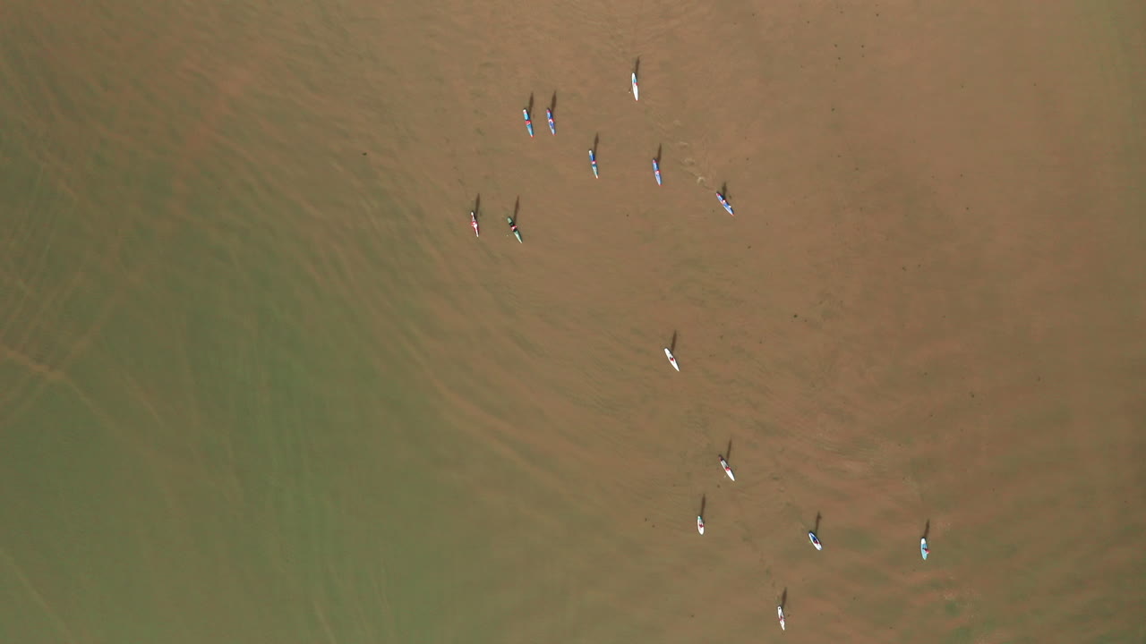 포르투갈 오비도스 라군에서 스탠드업 패들 보딩을 하는 관광객의 최고 전망