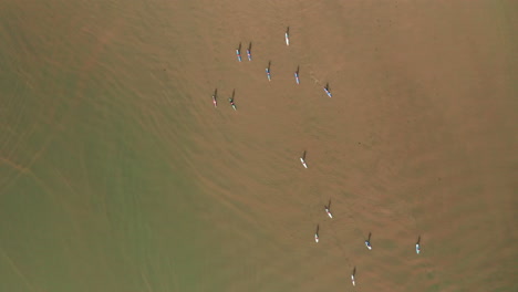 Draufsicht-Auf-Touristen-Beim-Stand-Up-Paddle-Boarding-In-Der-Lagune-Von-Obidos,-Portugal